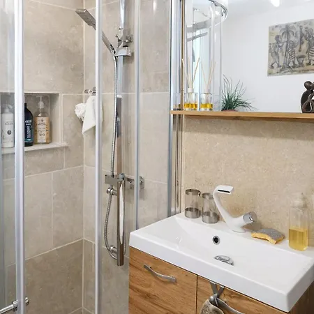 Bleu Comme Un Jardin - Private Swimming Pool & Jacuzzi Apartment *